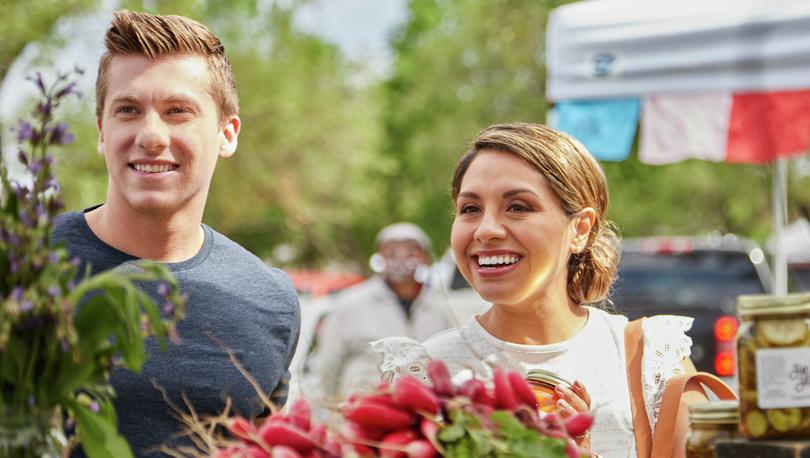 Couple shopping at the farmer's market.